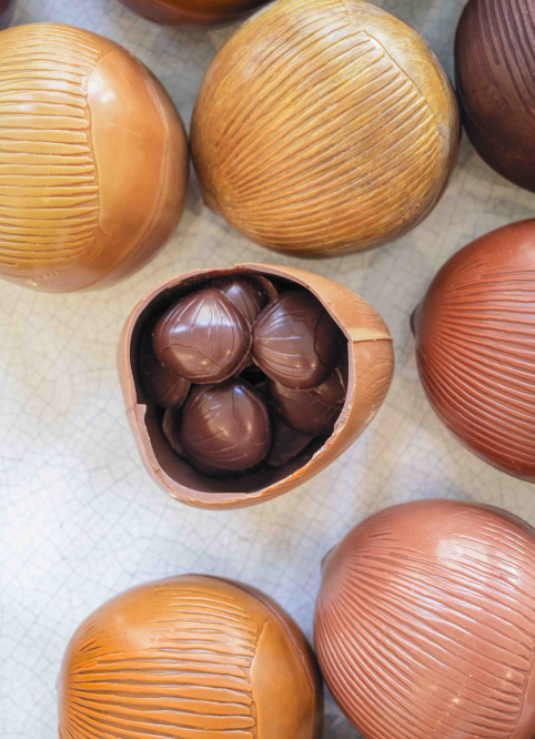 Hazelnut egg to share with dark chocolate