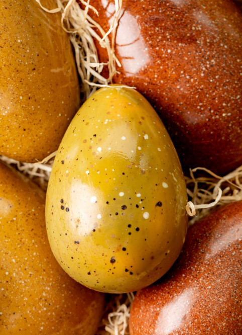 Dark crispy pistachio praline egg