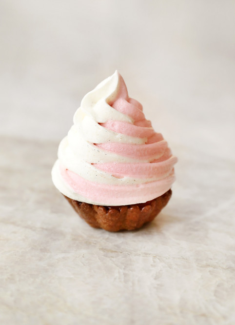 Flower like Strawberry Vanille Ice Cream