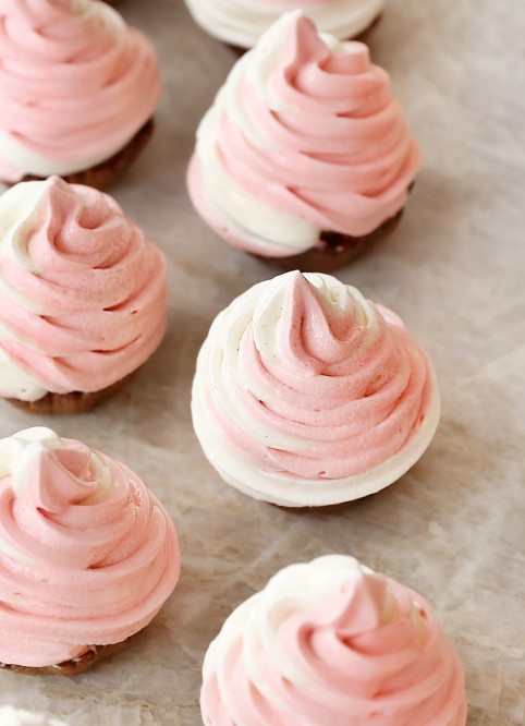 Flower like Strawberry Vanille Ice Cream