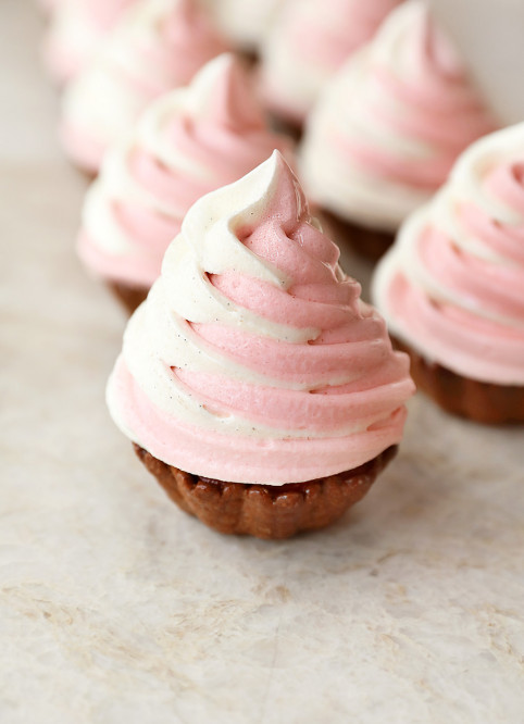 Flower like Strawberry Vanille Ice Cream
